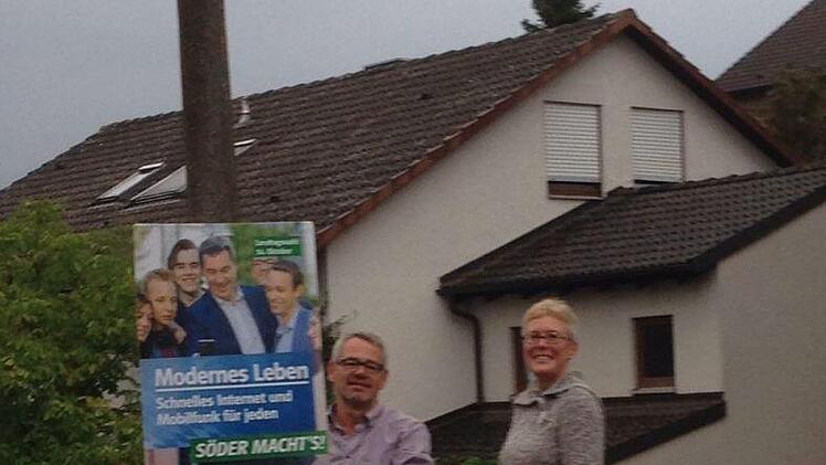 Helfer Martina Greubel und Thomas Schlembach beim Plakatieren in Arnshausen. Foto: Greubel