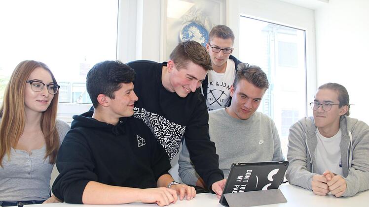 Teamarbeit ist bei den Wiegel-Azubis gefragt: (von links) Jessica Schramm, Lukas Fichtner, Henrik Nüssel, Max Kuth, Yannick Beitlich und Felix Schmidt.Jürgen Gärtner
