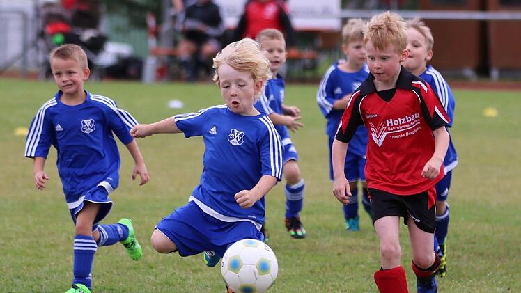 Stellvertretend für die Leidenschaft der Junioren-Kicker beim Mettermich Cup steht unser Szenenbild aus der U-7-Begegnung des TSV Waldfenster gegen die DJK Schondra.Sebastian Schmitt