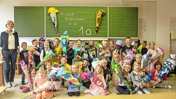 Ebensfeld — Für 26 Buben und 25 Mädchen begann mit der Einschulung ein neuer Lebensabschnitt. Die Kinder und ihre Angehörigen wurden in der Aula von Bürgermeister Bernhard Storath und von Schulleiterin Ursula Schüßler begrüßt. Die letztjähren Erstklässler hatten für die "Neulinge" mit ihren Lehrerinnen Sandra Roensch und Michaela Wachter ein kleines Theaterstück einstudiert, worin beleuchtet wurde, was man alles in der Schule braucht. Für dieses heitere Stück wurden sie mit einem verdienten A...