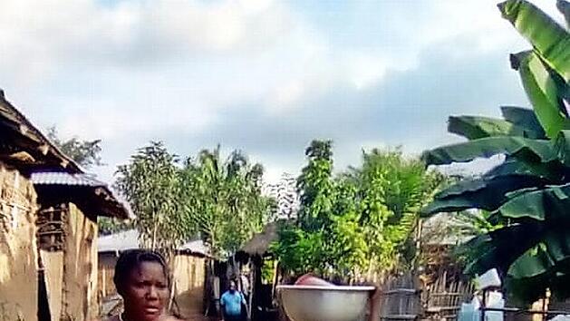 Eine Szene auf einer Dorfstraße in Bonou von der Hochwasserkatastrophe in Benin  Repro: Karl-Heinz Hofmann