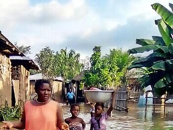 Eine Szene auf einer Dorfstraße in Bonou von der Hochwasserkatastrophe in Benin  Repro: Karl-Heinz Hofmann