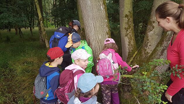 Gemeinsam mit Naturpädagogin Julia Stubenrauch legten die Kinder eine für sie schöne Sache aus der Natur in die "Geschenkschale" für den Wald ab, was als "Eintritts-Geschenk" für den Wald diente. Foto: privat