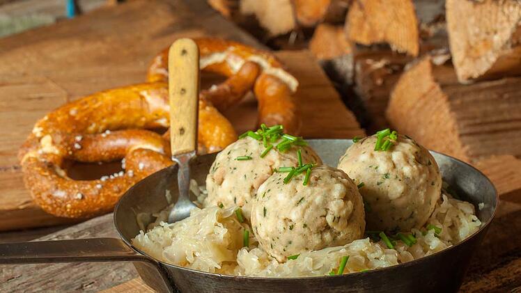 Brezen- oder Semmelknödel schmecken am besten mit einer sämigen Soße