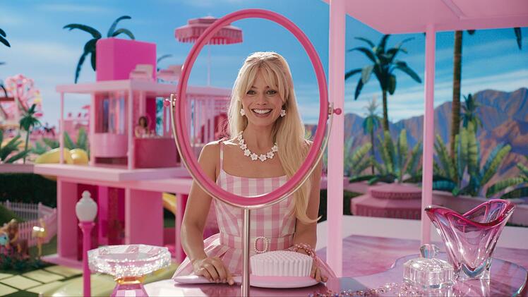 Barbie (Margot Robbie) lebt ein perfektes Leben - bis sie eines Tages beginnt, über den Tod nachzudenken.