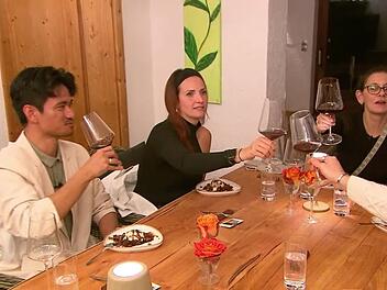Mit dem Dessert f&auml;llt die Anspannung, doch Angela hadert mit ihrem Zeitmanagement.