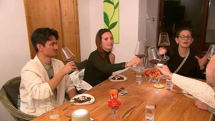 Mit dem Dessert f&auml;llt die Anspannung, doch Angela hadert mit ihrem Zeitmanagement.