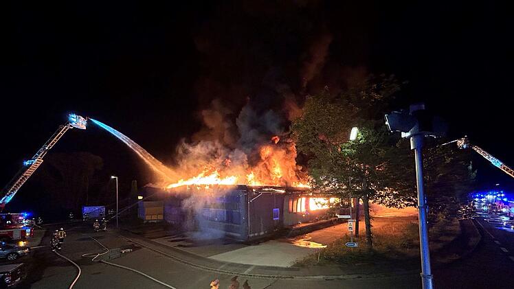 Lichtenfels: Gro&szlig;brand schockt Anwohner und Mitarbeiter - "be&auml;ngstigend"