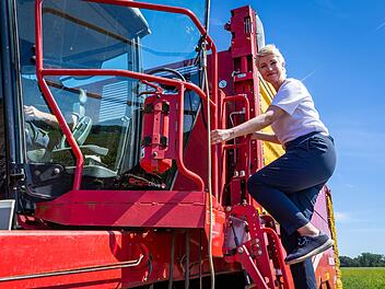 Ministerpr&auml;sidentin Schwesig (SPD) bei der Kartoffelernte