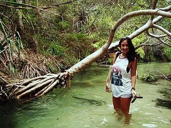 Dschungel statt Dreispitz: Vivian Hopf hat sich nach dem Abitur am Alexandrinum für ein sogenanntes "Gap-Year" in Australien und Neuseeland entschieden. Hier kämpft sie sich auf Fraser Island einen Weg durch die Eli Creek - in der Hoffnung keine Schlangen zu entdecken. Foto: privat
