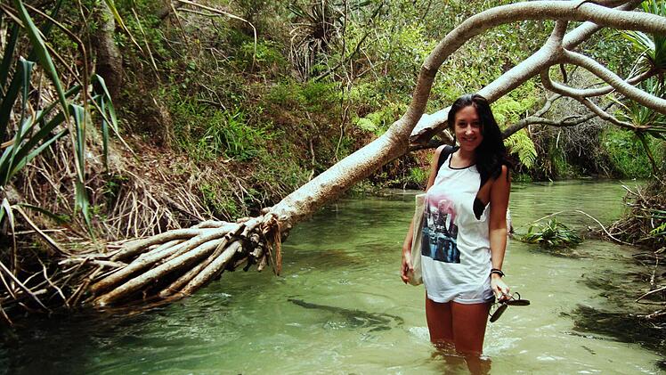 Dschungel statt Dreispitz: Vivian Hopf hat sich nach dem Abitur am Alexandrinum für ein sogenanntes "Gap-Year" in Australien und Neuseeland entschieden. Hier kämpft sie sich auf Fraser Island einen Weg durch die Eli Creek - in der Hoffnung keine Schlangen zu entdecken. Foto: privat