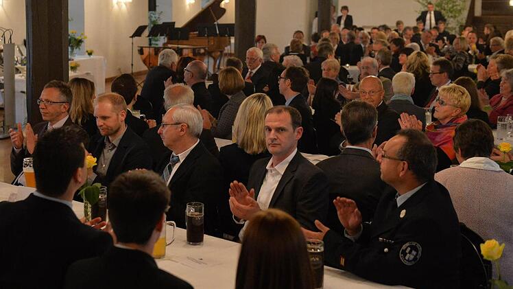 ... applaudiert den Musikern.