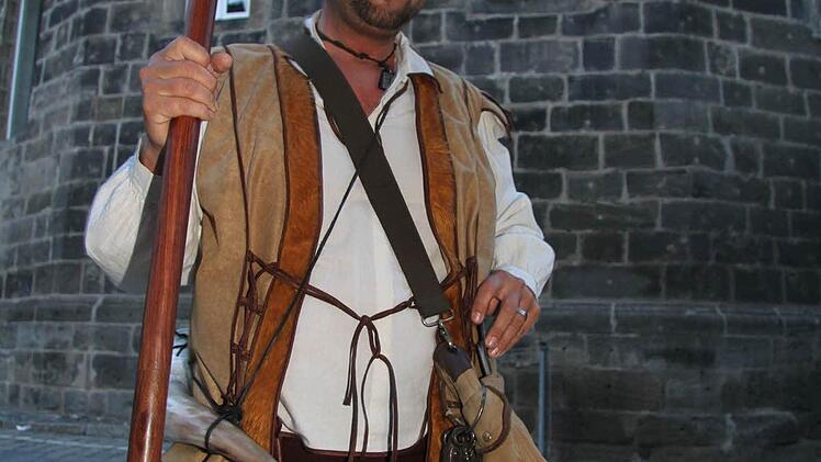 Die Führung führte an der alten Büttelei und den Storchenturm vorbei Richtung Hexenturm durchs Strauer Tor und wieder zurück zum Melchior-Ott-Platz Foto: Sonja Adam