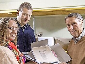 Übergabe des Archivmaterials durch den neuen Vorsitzenden des BCS, Clemens Grünbeck (Mitte), und seinen Vorgänger Ludwig Müller an Stadtarchivarin Adelheid Waschka. Foto: privat