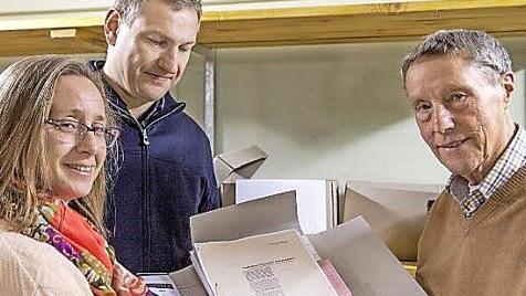 Übergabe des Archivmaterials durch den neuen Vorsitzenden des BCS, Clemens Grünbeck (Mitte), und seinen Vorgänger Ludwig Müller an Stadtarchivarin Adelheid Waschka. Foto: privat