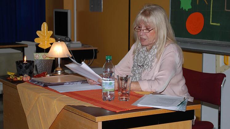 Monika Andraschko erzählt den gespannt lauschenden Schülern lustige Geschichten aus dem Alltag. Foto: Karl Klippel