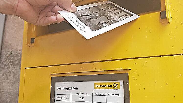 In Herzogenaurach ging die Postkarte ein wenig später auf Tour. Aber bei beiden Kästen ist die Leerung um 16.45 Uhr - also gleiche Bedingungen.  Foto: Bernhard Panzer