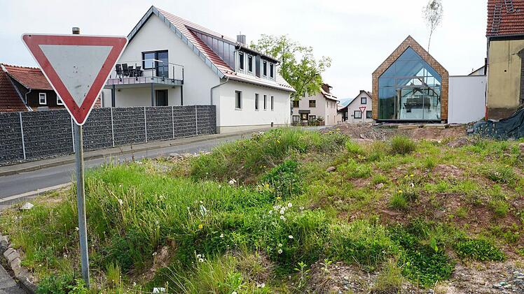 Der Dorfplatz in Sandberg wird in den nächsten Wochen hergerichtet. Im Zuge der Maßnahme sollen Straße und Einmündung verbreitert werden. Foto: Marion Eckert