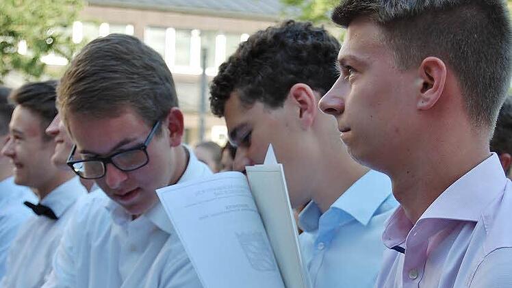 Die ersten hatten schon ihr Zeugnis, andere mussten noch warten.  Foto: Sigismund von Dobschütz