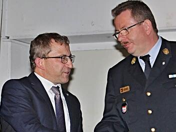 Wahlleiter Thomas Albert gratulierte dem alten und neuen Kreisbrandrat Ralf Dressel.  Fotos: Helmut Will