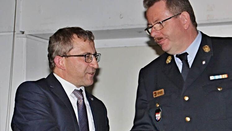 Wahlleiter Thomas Albert gratulierte dem alten und neuen Kreisbrandrat Ralf Dressel.  Fotos: Helmut Will