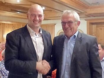 Tim Scheppe (l.) dankt seinem Vorgänger Günter Brehm. Foto: P. Lindner
