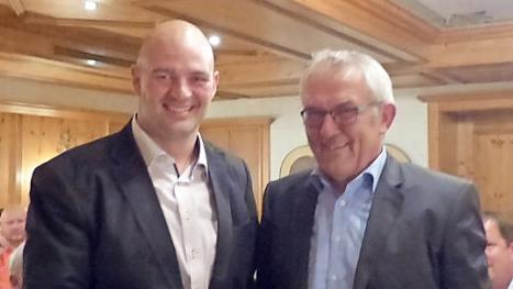 Tim Scheppe (l.) dankt seinem Vorgänger Günter Brehm. Foto: P. Lindner