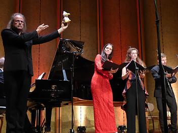 Nicht unbedingt der Vogel, den Brahms meinte: Steffen Schleiermacher mit Goldente sowie Caroline Melzer, Florence Losseau und Florian Habermann. Halb verdeckt Jan Philip Schulze. Fotos: Gerhild Ahnert