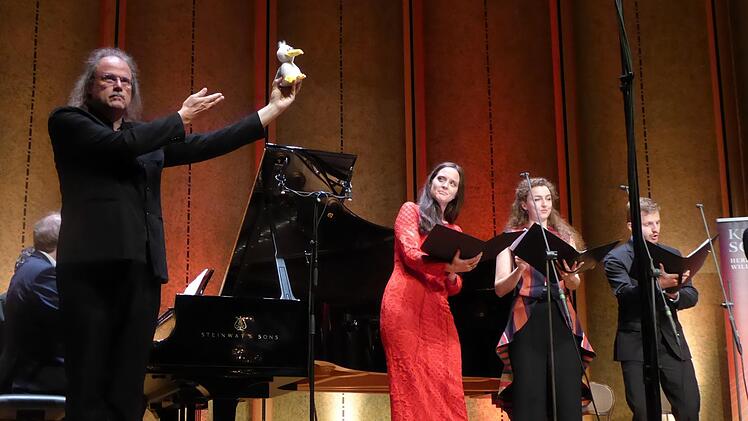Nicht unbedingt der Vogel, den Brahms meinte: Steffen Schleiermacher mit Goldente sowie Caroline Melzer, Florence Losseau und Florian Habermann. Halb verdeckt Jan Philip Schulze. Fotos: Gerhild Ahnert