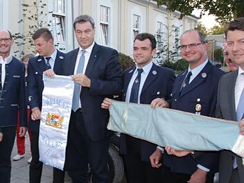 Am Rande seines Wahlauftritts überreichte Ministerpräsident Markus Söder der Modloser Feuerwehr einen Wimpel als Ersatz für den alten Wimpel von Alfons Goppel. Foto: Ralf Ruppert