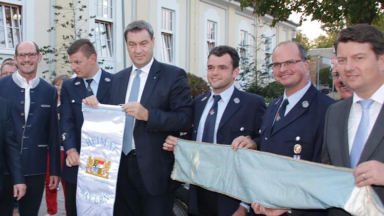 Am Rande seines Wahlauftritts überreichte Ministerpräsident Markus Söder der Modloser Feuerwehr einen Wimpel als Ersatz für den alten Wimpel von Alfons Goppel. Foto: Ralf Ruppert