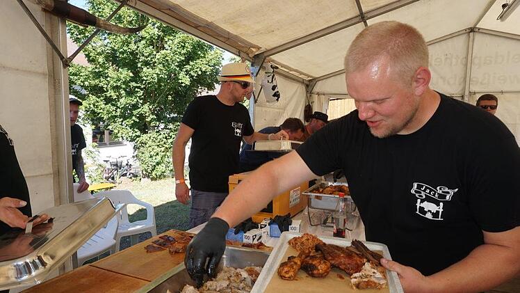 Chefkoch Daniel Kleinhenz stellte das BBQ-Tablett zusammen. Foto: Marion Eckert