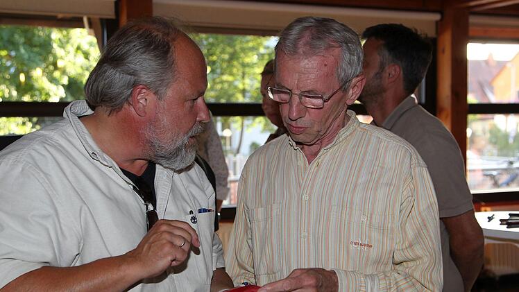 Anton Reinhardt (re.) im Austausch mit Quartiersmanager Michael B&ouml;hm.
