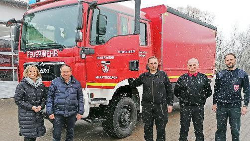Am vergangenen Freitag hieß es am Marktrodacher Zentralfeuerwehrhaus &bdquo;Abmarsch&ldquo; in Richtung Polen für Zugführer a.D. Frank Barth und Maschinist Dirk Zottmann. Kommandant André Kestel, Erster Bürgermeister Norbert Gräbner sowie Geschäftsleiterin Katja Wich wünschten den Feuerwehrleuten gute Fahrt.