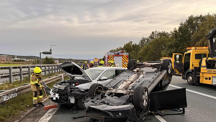 Unfall auf A73 bei Erlangen: Auto &uuml;berschl&auml;gt sich - Vollsperrung