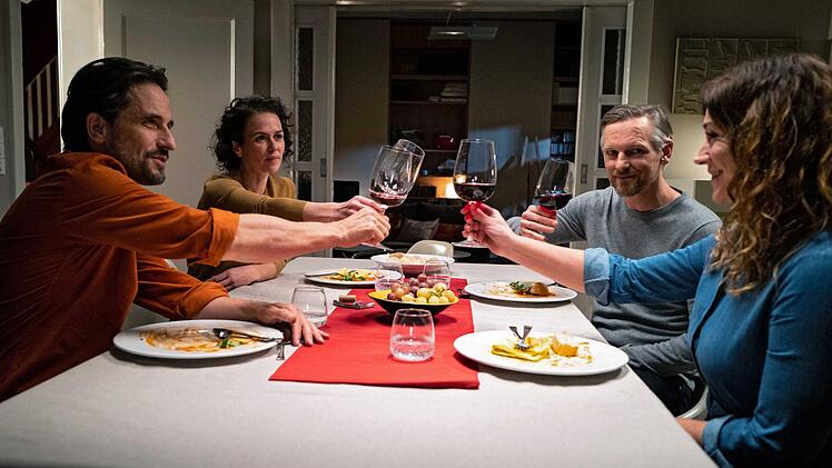 Amira und Richard (Melika Foroutan und Barry Atsma, beide hinten) sind seit der Studienzeit enge Freunde. Ihre Ehepartner Livia (Ulrike C. Tscharre) und Martin (Oliver Mommsen) lernen sich in Portugal erst richtig kennen, obwohl sie seit Jahren Nachbarn sind.