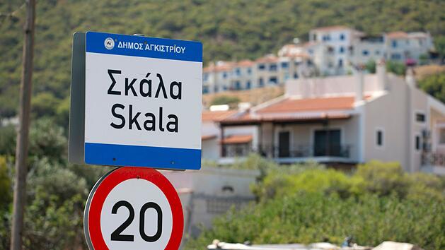 town, inormation,skala, sign on the road, greece,agistri,grekland,summar, Mediterranean,Mats Stadt, Information, Skala, Schild an der Straße, Griechenland, Agistri, Griechenland, Zusammenfassung, Mittelmeer, Matten