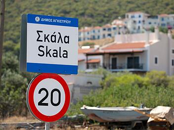 town, inormation,skala, sign on the road, greece,agistri,grekland,summar, Mediterranean,Mats Stadt, Information, Skala, Schild an der Straße, Griechenland, Agistri, Griechenland, Zusammenfassung, Mittelmeer, Matten