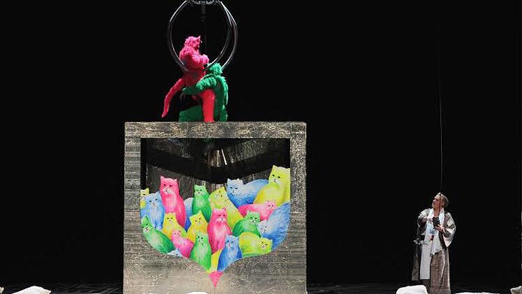 Namarand (Uwe Stickert, rechts im Bild) hat es in der Hand: Endlich unsterblich angelt er sich zwei Katzen (MIchél Meyer und Kai Siegel).