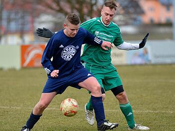 In einem schwachen Spiel setzten sich die Aischer (grüne Trikots) begünstigt durch individuelle Fehler des TSV letztendlich mit 2:1 durch. Foto: Picturedreams