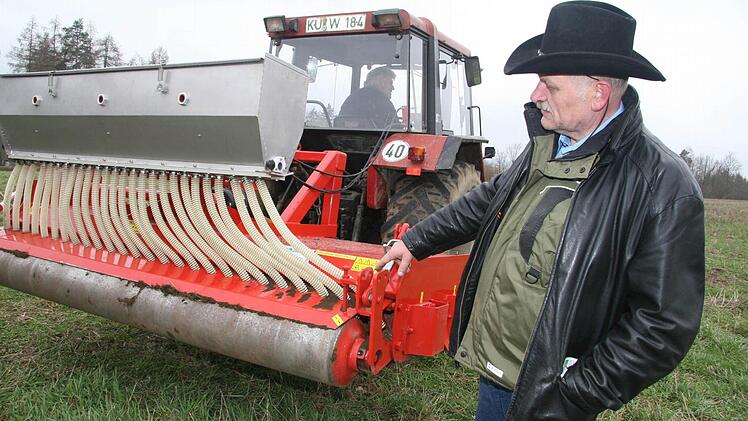 Werner Friedlein vom Maschinenring erklärte die Arbeitsweise der Geräte.