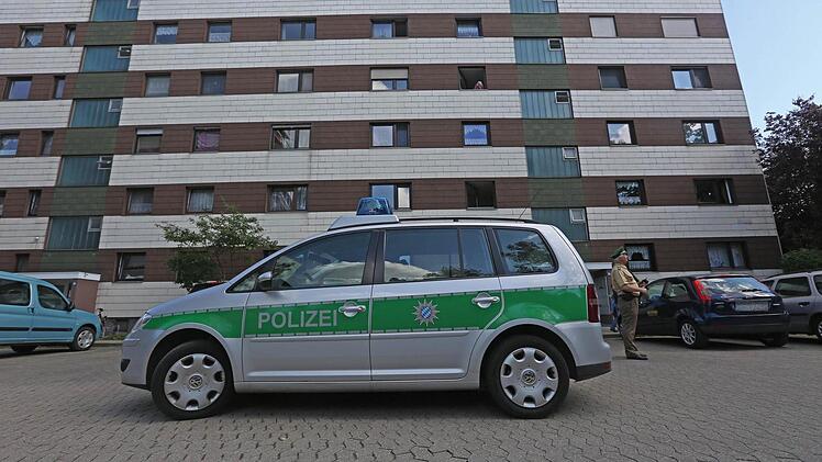 Die Wohnung, in der der Mord geschah. Am Samstagmorgen (24.05.2014) ereignete sich in Oberasbach (Lkr. Fuerth) in einem Mehrfamlienhaus ein schreckliches Familiendrama. Ein 31-Jaehriger erstatt seinen fuenfjaehrigen Sohn, der bei ihm zu Besuch war, und informierte anschliessend die Polizei. Die 26-jaehrige, vom Vater getrennt lebende Mutter, wurde von der Polizei informiert und eilte zum Ungluecksort, wo sie zusammenbrach. Zu den Motiven der Tat schweigt der Vater. Foto: News5 / Herse