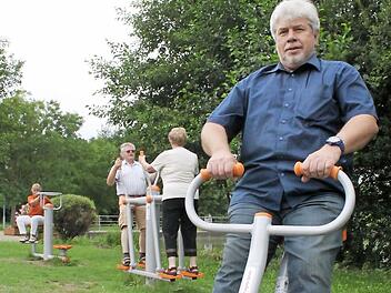 Norbert Fuhrmann auf einem seiner Vitapark-Sportgeräte im Bad Staffelsteiner Kurpark. Fotos: Thomas Heuchling