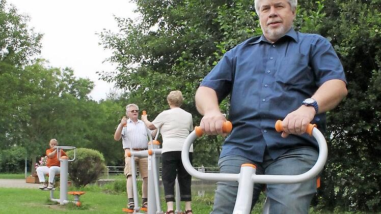 Norbert Fuhrmann auf einem seiner Vitapark-Sportgeräte im Bad Staffelsteiner Kurpark. Fotos: Thomas Heuchling