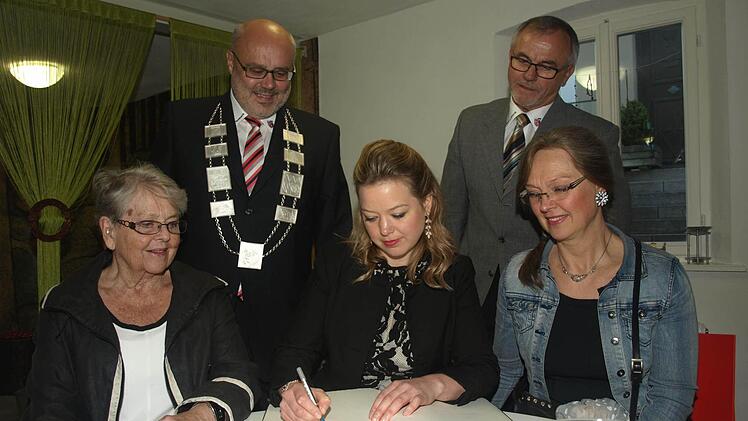 Im John-Bauer-Museum trugen sich Lisa Bauer (Mitte), ihre Mutter Lena Larsson (rechts) und ihre Großmutter Margaretha Blomberg-Bauer in das Goldene Buch der Gemeinde ein. Foto: Stefan Geiger