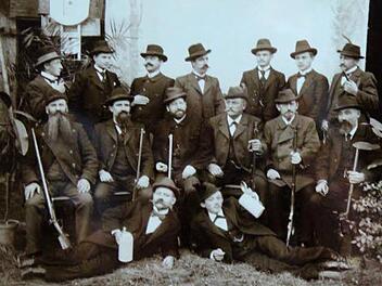 So sahen die Mitglieder der Zimmerstutzengesellschaft 1900 aus. Repro: Johanna Blum