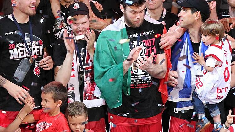 Der Nachwuchs feiert mit, logo.