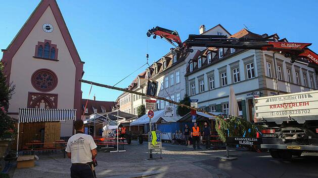 Erste Auswirkungen des neuen Sicherheitskonzepts: Die Sandkerwa 2016 ist noch nicht eröffnet, da steht schon der Kerwabaum. Foto: Riegerpress
