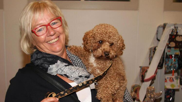 Wenn Frauchen glücklich ist, freut sich auch der Hund: Pudel Pepp hat von Frauchen Eva Kraft eine neue Leine und ein neues Halsband bekommen. In eigens angefertigtem Stoffdesign. Foto: Sonny Adam