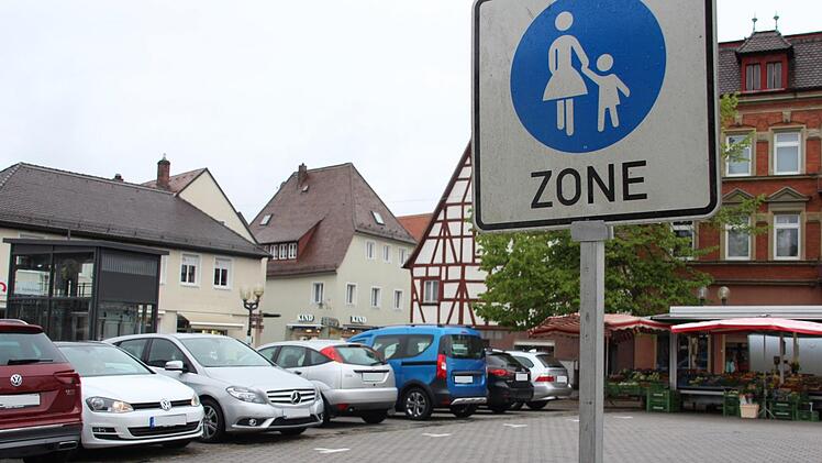 Das Parken soll ein Ende haben: Der westliche Bereich des Paradeplatzes ist jetzt offiziell Fußgängerzone.  Foto: Andreas Schmitt